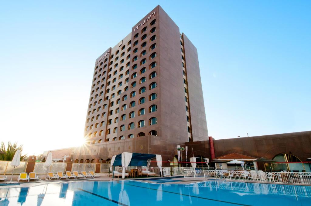 贝尔谢巴内盖夫莱昂纳多酒店的大楼前设有游泳池的酒店