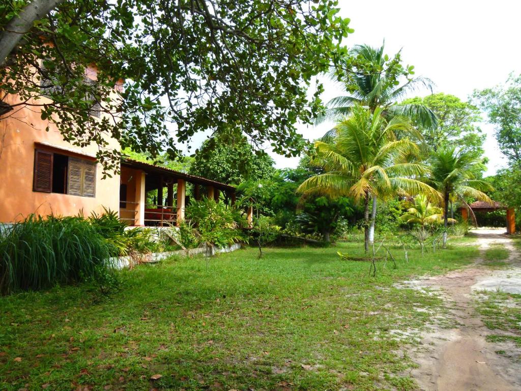 Gamela锡蒂乌达卡尔马宾馆的棕榈树庭院旁的房子