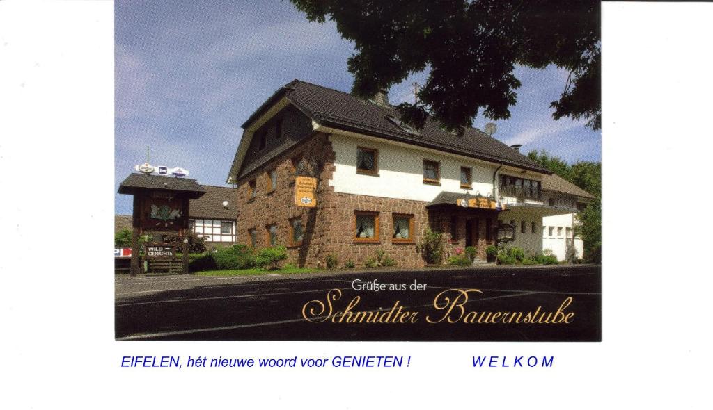 尼德根施米特本恩司徒餐厅酒店的街道一侧建筑物的照片