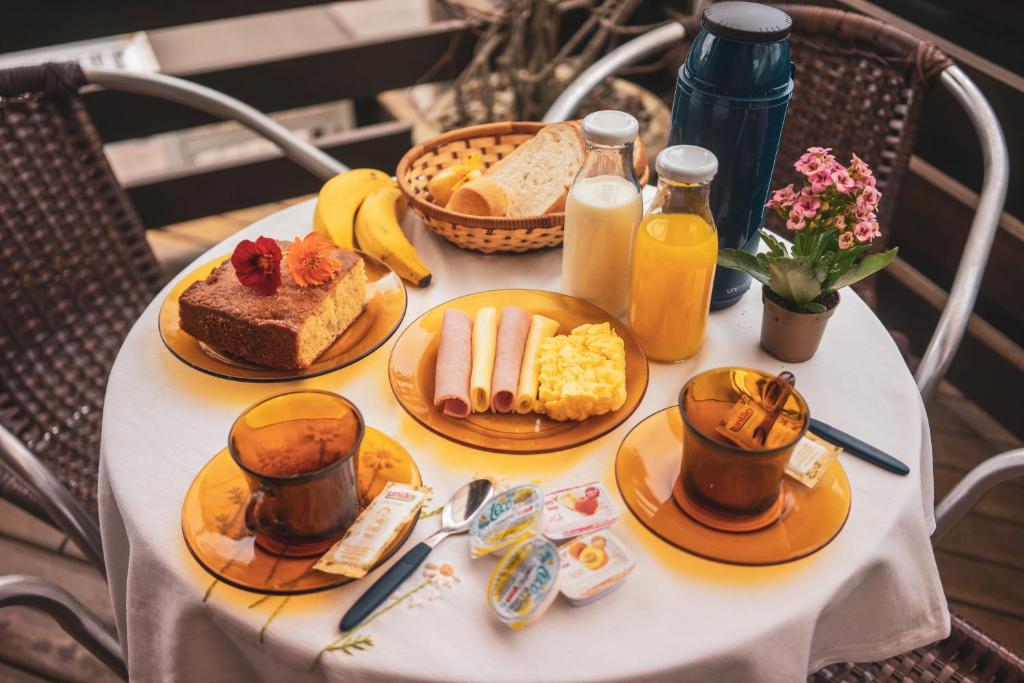 邦比尼亚斯Água Marinha de Bombas - Bombinhas的一张桌子,上面有早餐食品和咖啡