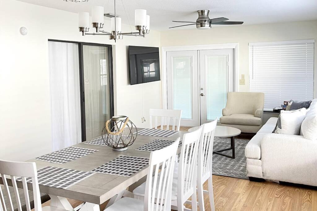 克利尔沃特Delightful 3 Bdrm Home, Mins to Clearwater Beach的客厅配有餐桌和椅子