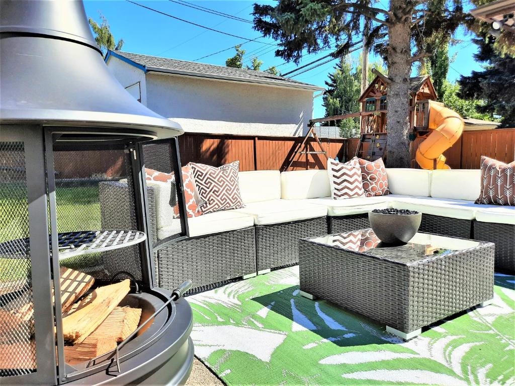 卡尔加里Luxury Home By North Glenmore Park的一个带白色沙发的庭院和一个游乐场