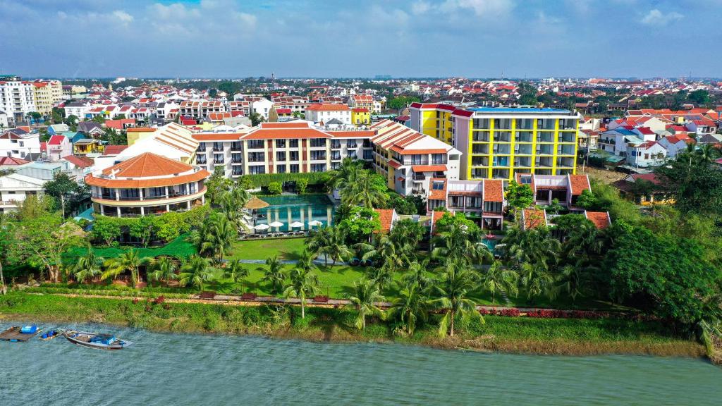 会安Bel Marina Hoi An Resort的水体城市的空中景观