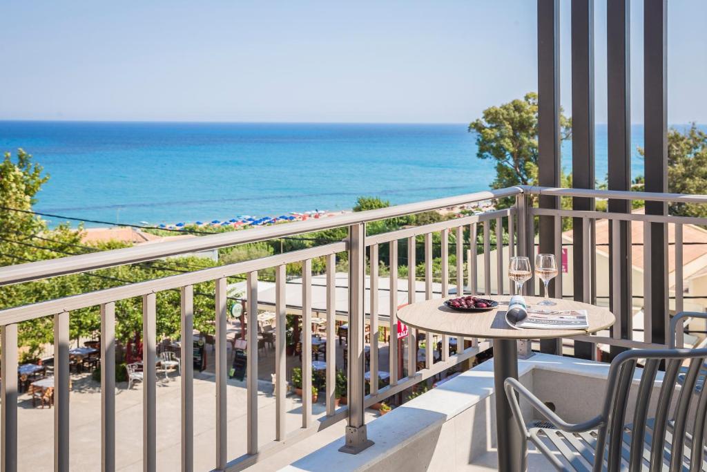 斯卡拉斯卡拉旅馆的阳台配有桌子,享有海滩美景