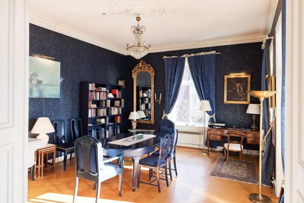 奥斯陆Villa Internationals Residence的一间带桌椅的用餐室