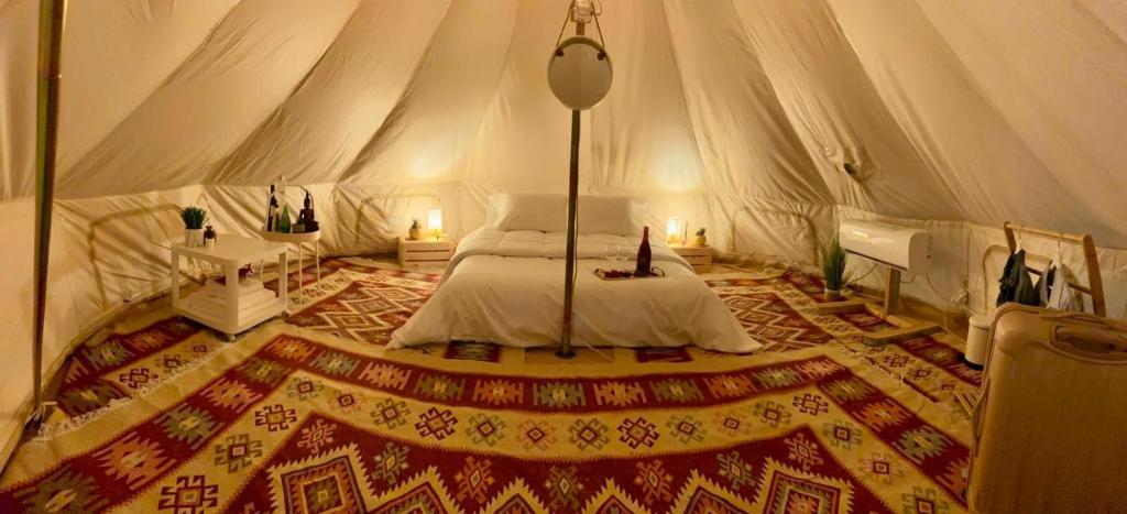 Be'er Milkaנירוונה במדבר的帐篷内一间卧室,配有一张床