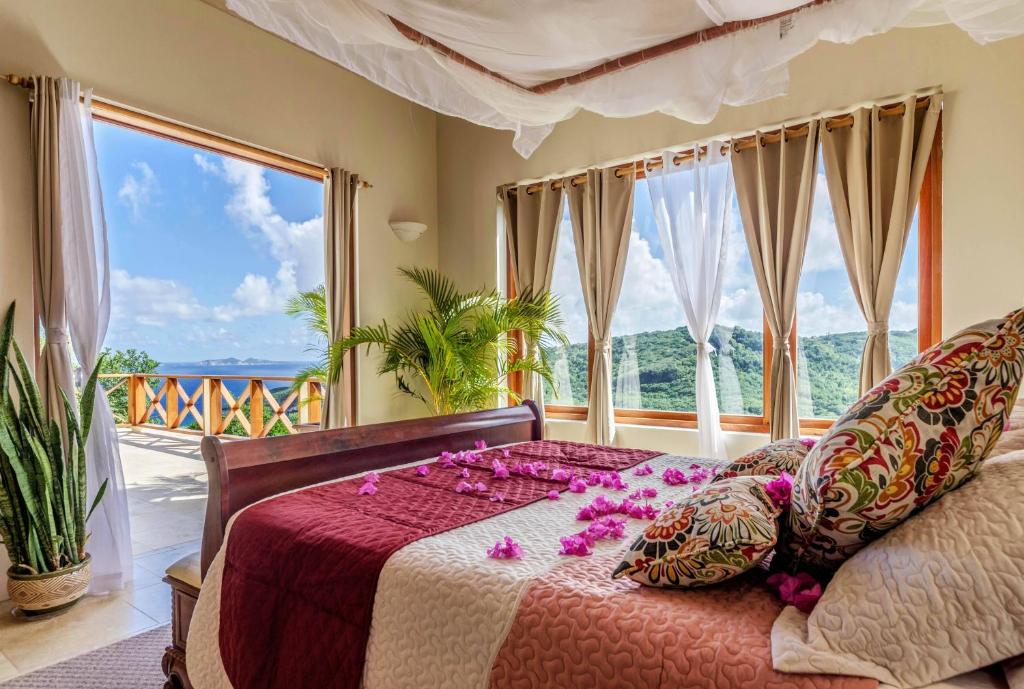 Port Elizabeth萨德瓦别墅的一间卧室,床上有紫色鲜花