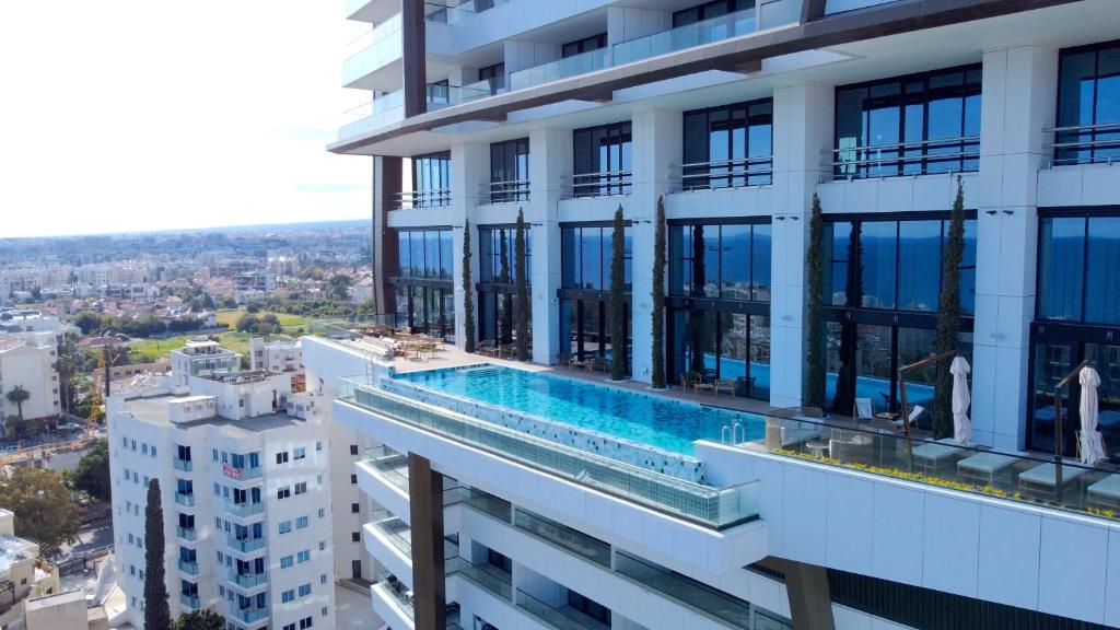 利马索尔Luxury Private Apartments - Limassol的建筑物一侧的游泳池