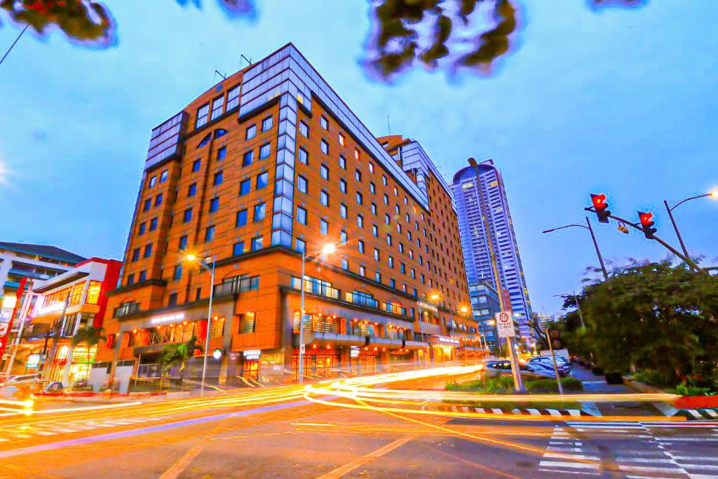 马尼拉Bayview Park Hotel Manila的城市街道上的一个大型建筑