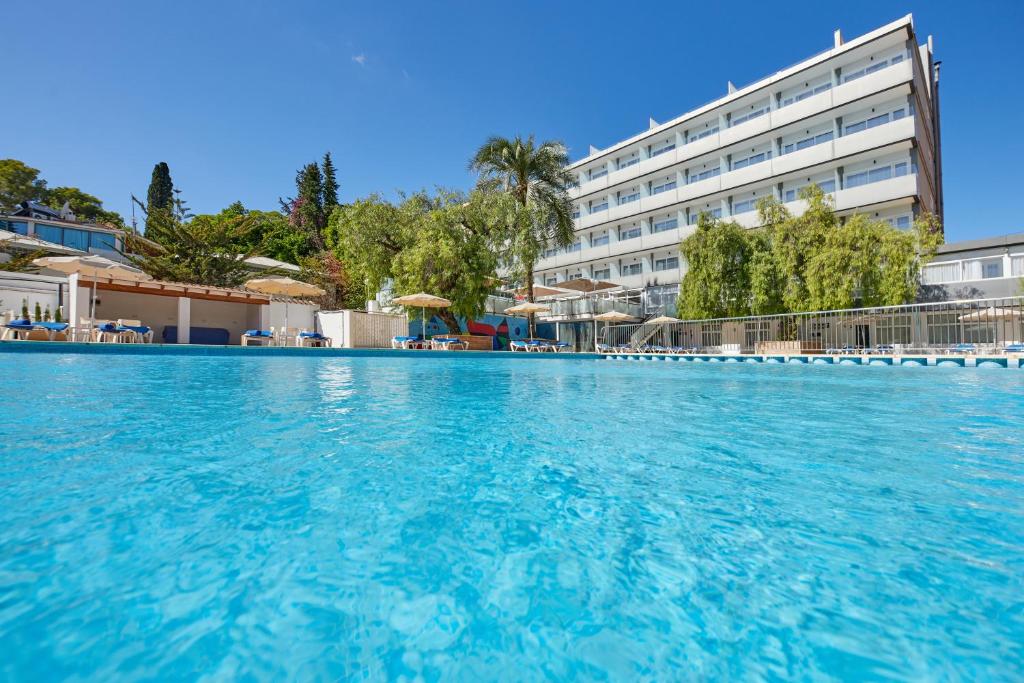 马略卡岛帕尔马米罗博物馆酒店的酒店前方的大型游泳池