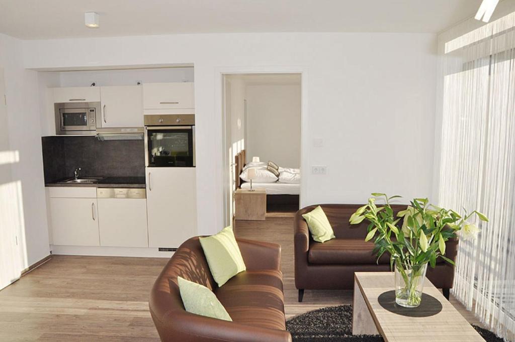 柏林柏林公寓 - 阿德列尔肖夫的客厅配有沙发和桌子