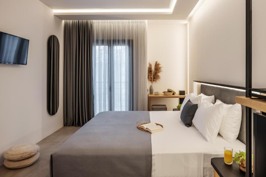 斯基亚索斯镇Chora Suites, Premium Key Collection的酒店客房设有一张大床和一台电视。