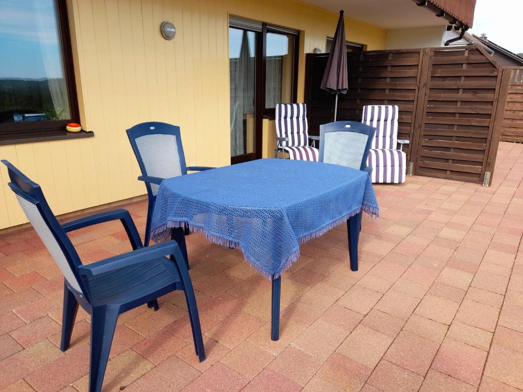 梅德巴赫维特布里克度假屋的天井上的蓝色桌椅