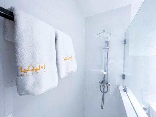 Al ‘AqarOlivia Chalet فلة أوليفيا的浴室的墙上挂着毛巾