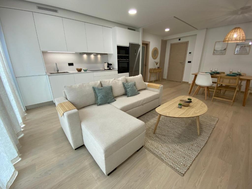 维戈Move in Miragaia的客厅配有白色的沙发和桌子