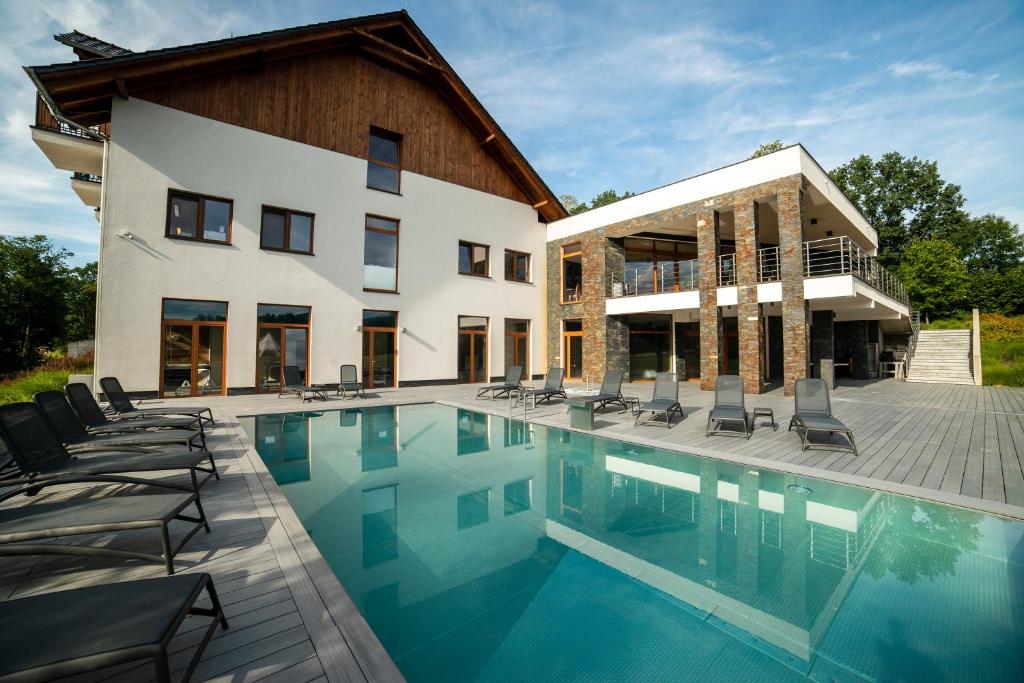 格武霍瓦济Aspen Prime Ski & Bike Resort - basen, sauna, jacuzzi, siłownia w cenie pobytu的大楼前的大型游泳池