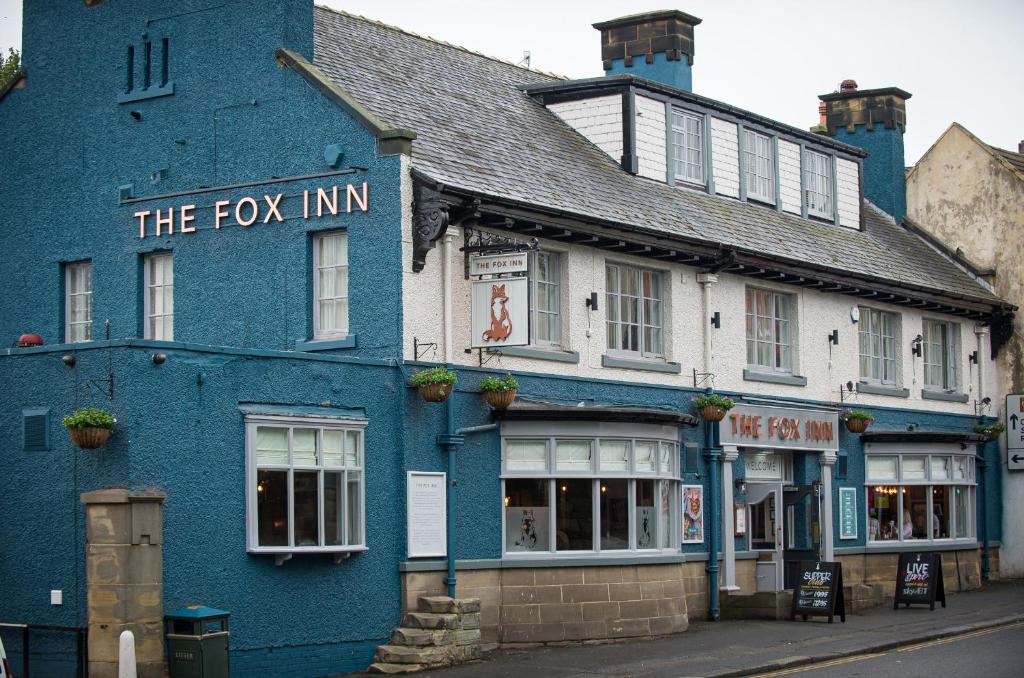 吉斯伯勒Fox Inn的蓝色的建筑,上面写着狐狸旅馆