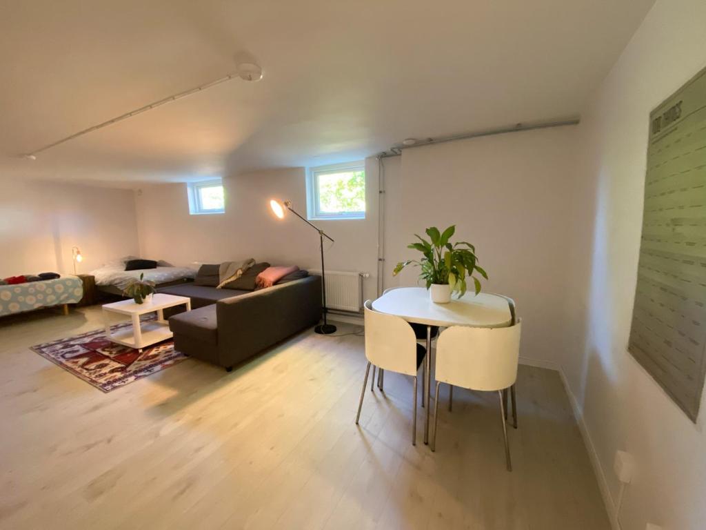 斯特兰奈斯Newly renovated apartment - Strängnäs, Ekorrvägen的客厅配有沙发和桌子