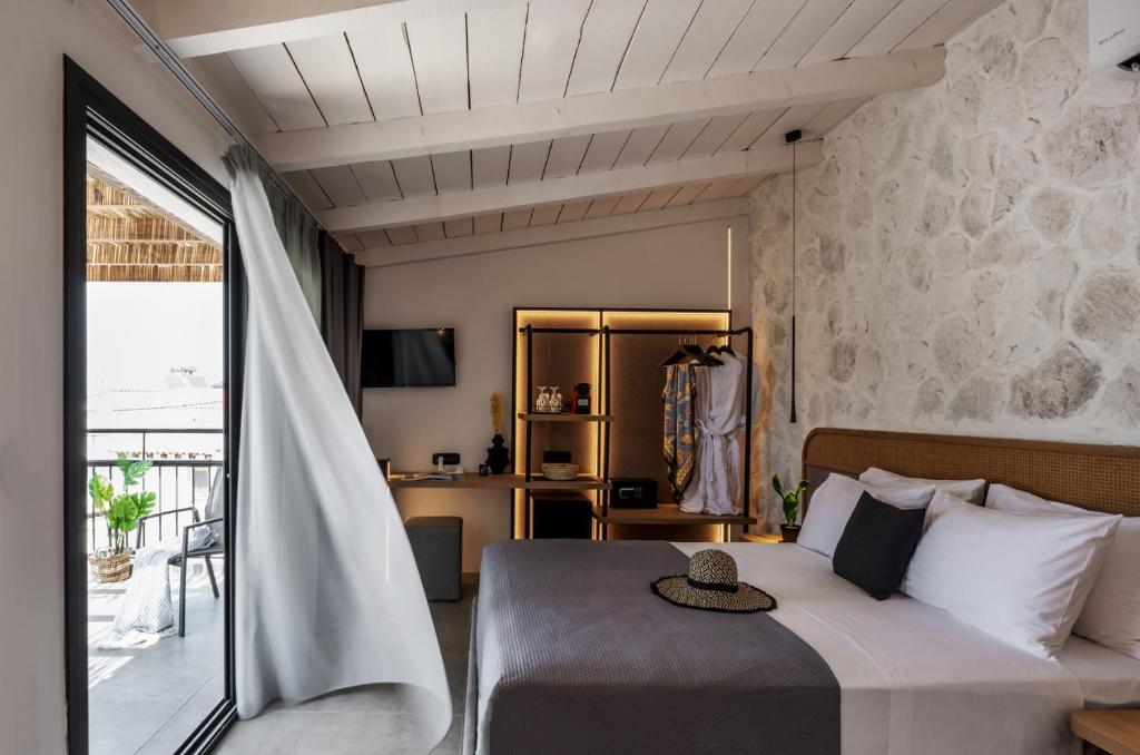 斯基亚索斯镇Lithos Suites, Premium Κey Collection的一间卧室设有一张床和一个大窗户