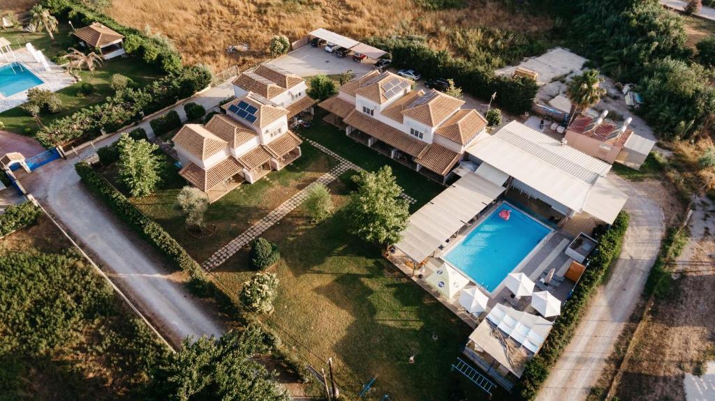 库鲁塔Alea Villas的享有带游泳池的房屋的空中景致