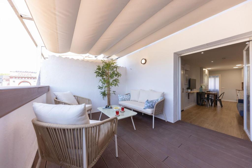 赫罗纳Bravissimo Eiximenis, with beautiful terrace and views的客厅配有沙发和桌子