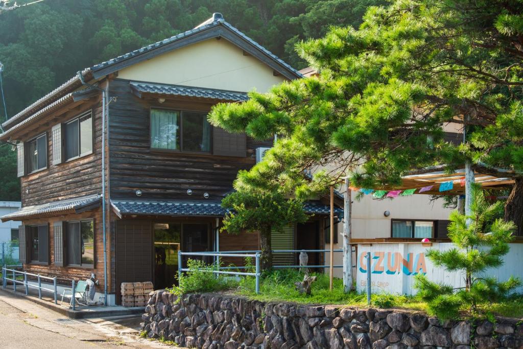 Kaiyo大砂荘 OZUNA CAMP and LODGE的前面有一棵树的木屋