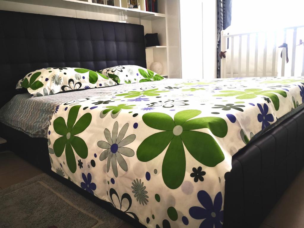 马里诺Delizioso appartamento nel cuore Castelli Romani的床上有鲜花的毯子