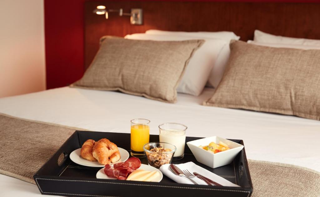 派桑杜派桑杜大酒店的床上的早餐托盘
