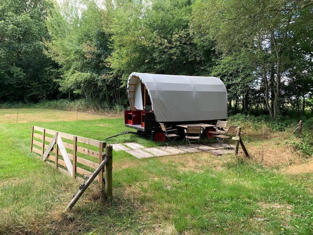 UreterpHuifkar in landelijke omgeving的停在围栏旁田野上的白色拖车