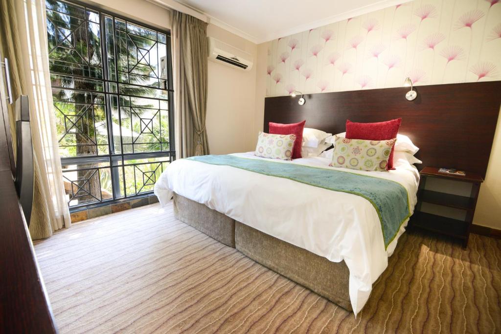 开普敦信号山旅舍的一间卧室设有一张大床和一个大窗户