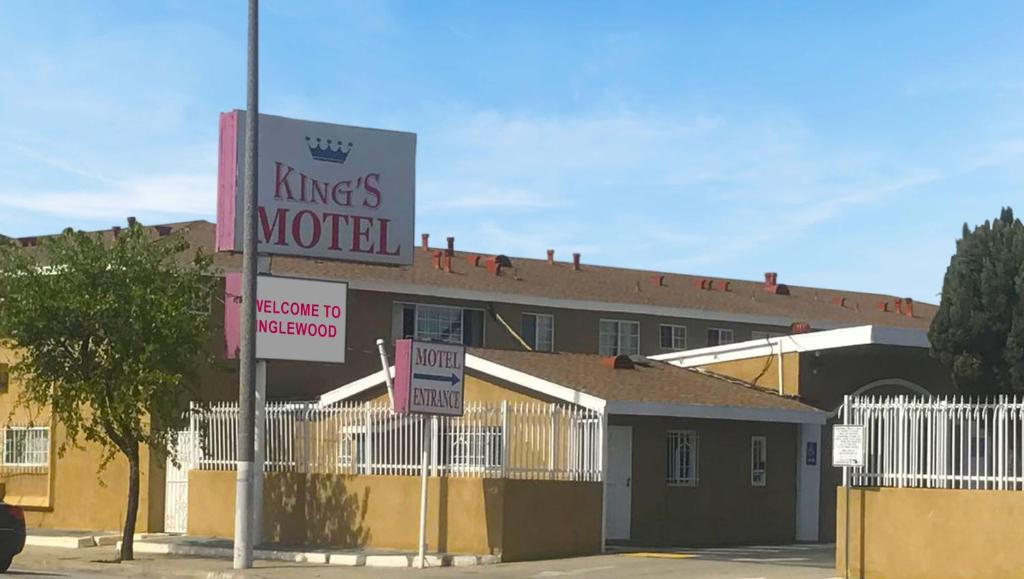 英格尔伍德Kings Motel Inglewood的大楼前有标志的汽车旅馆