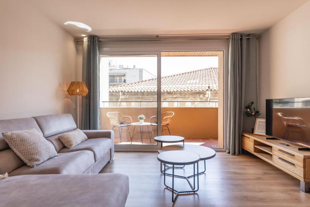 赫罗纳Bravissimo Falcó, 3 bedrooms and balcony的客厅配有沙发和桌子
