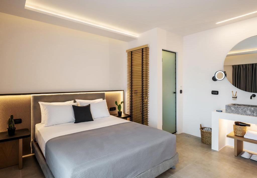 斯基亚索斯镇Neapolis 21 Suites, Premium Key Collection的卧室配有一张白色大床