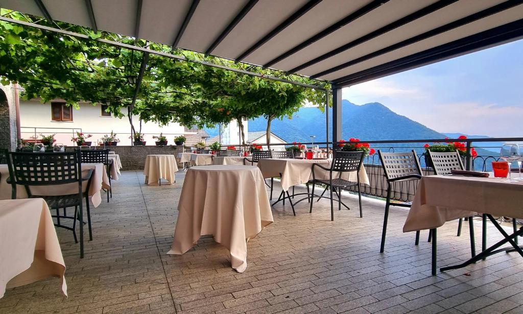 VelesoRistorante Bellavista con Locanda的一间设有桌椅的海景餐厅