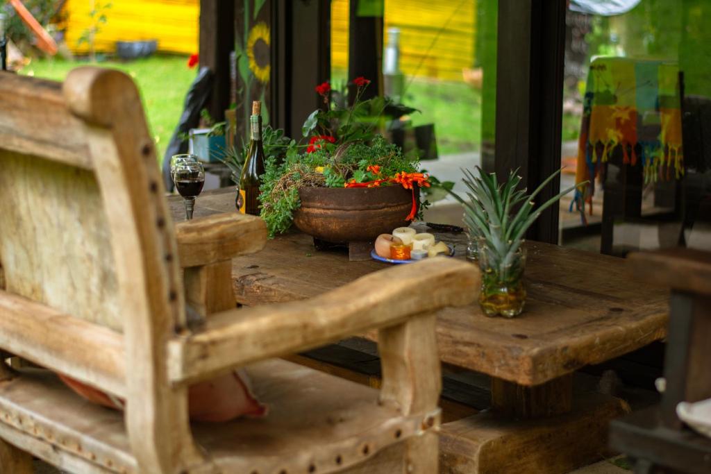 莱瓦镇塞雷纳宾馆的木桌、木椅和植物