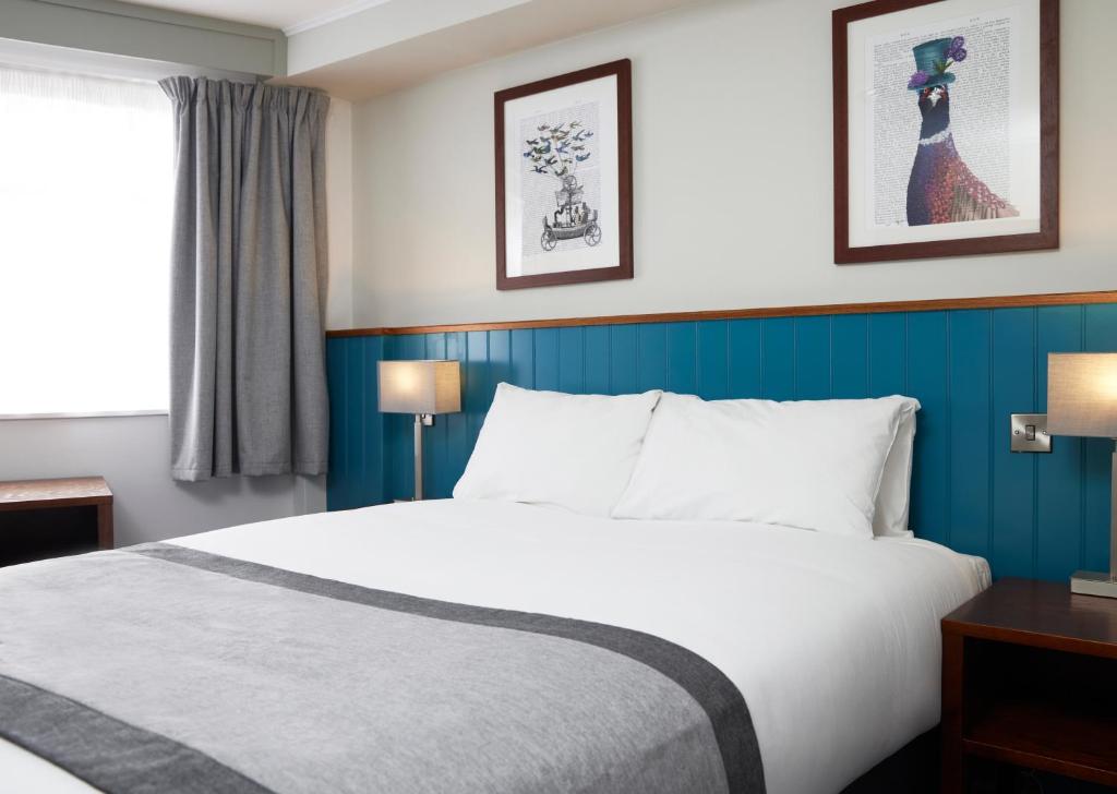邓斯特布尔海维曼酒店的酒店客房设有床和窗户。