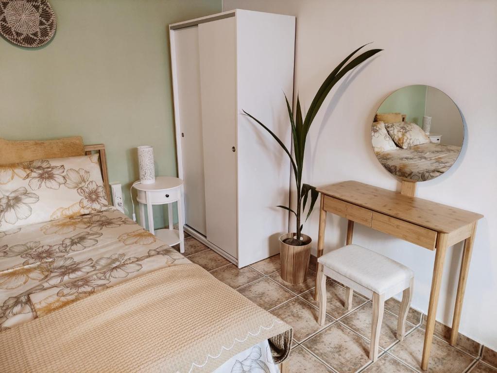 PaianíaCozy apartment in Peania (near Airport)的一间卧室配有一张床、一张桌子和一面镜子