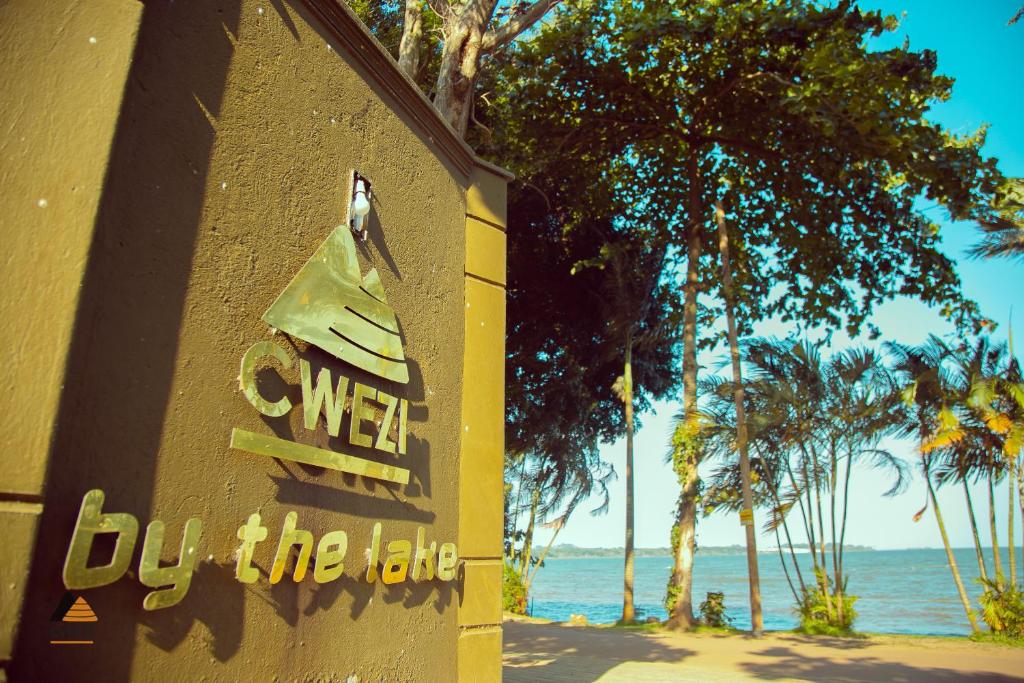 恩德培CWEZI BY THE LAKE的海滩旁的标志