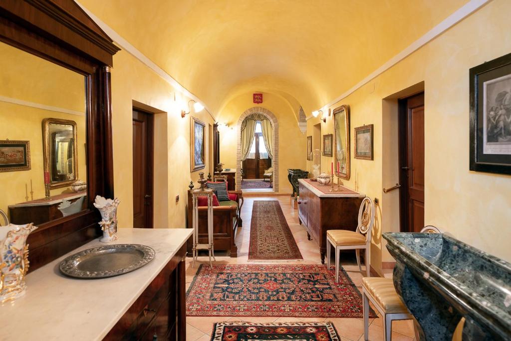 SassoferratoDegli Alessandri Palace的浴室配有盥洗盆和带盥洗盆的台面
