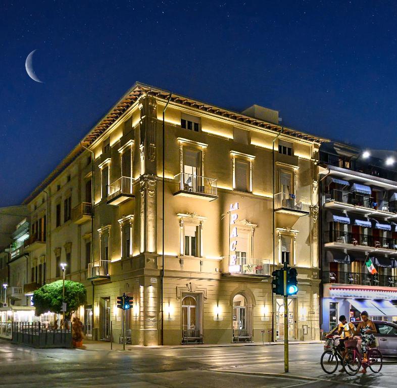 维亚雷焦拉佩斯酒店的夜空在城市街道上被点燃的建筑物