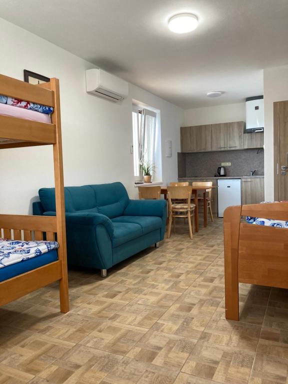 PouzdřanyApartmány s klimatizací - Penzion U Kudláčků Pouzdřany的带沙发和双层床的客厅