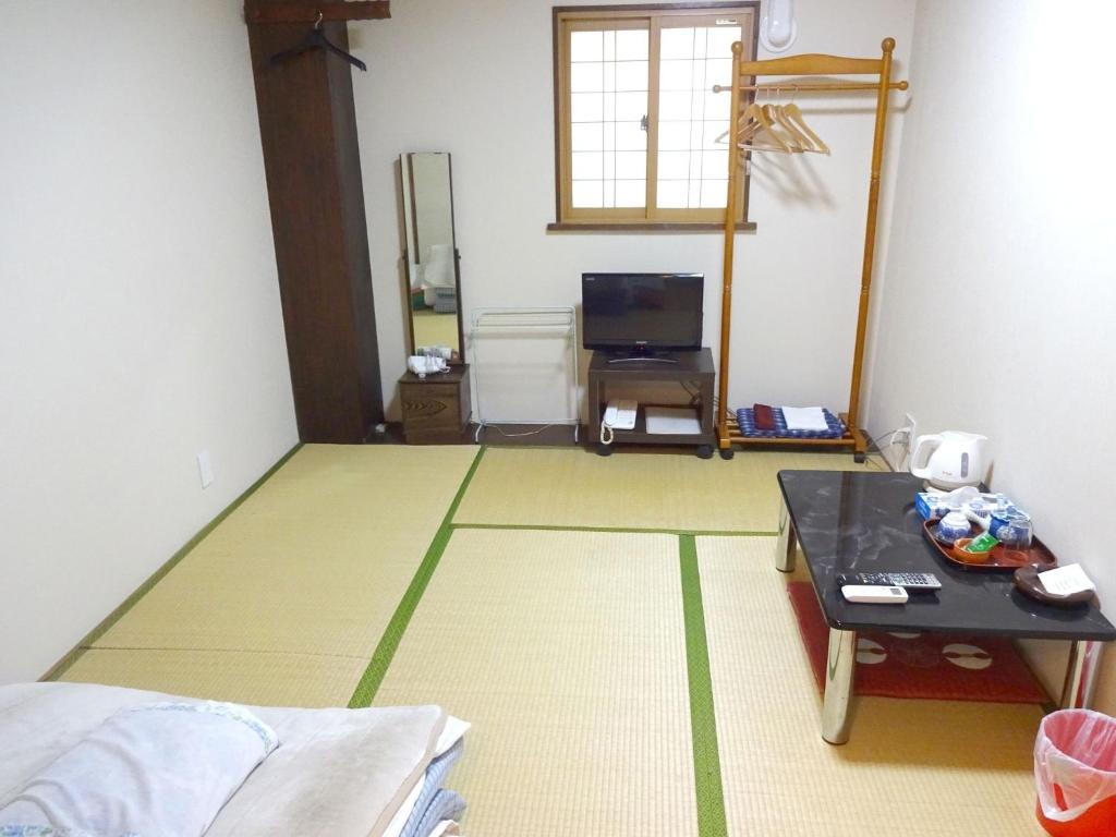 大阪Imazato Ryokan - Vacation STAY 02530v的客厅设有桌子和电视。