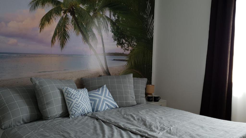 贾塞尼采Apartmani Masline的一间卧室配有一张床,享有海滩美景