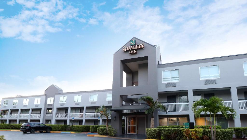 迈阿密Quality Inn Miami Airport - Doral的酒店前方的 ⁇ 染