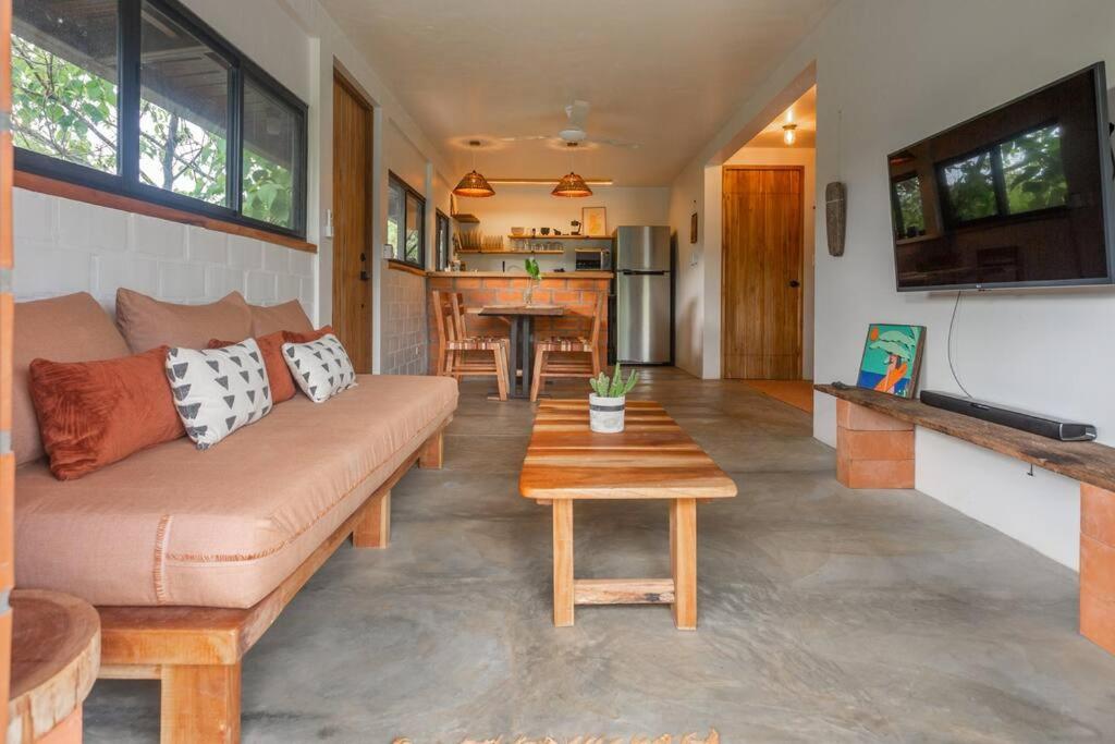 TorioCasa Melina Torio Cozy upscale 2bd jungle House的客厅配有沙发和桌子
