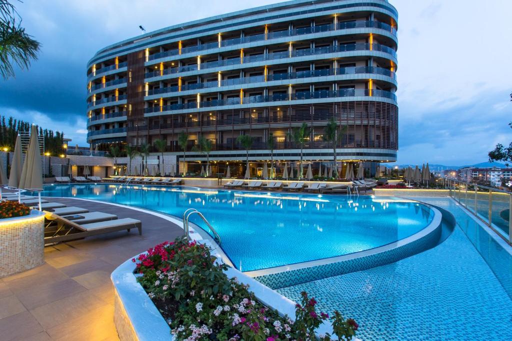 阿拉尼亚Michell Hotel & Spa - Adult Only - Ultra All Inclusive的大楼前设有游泳池的酒店