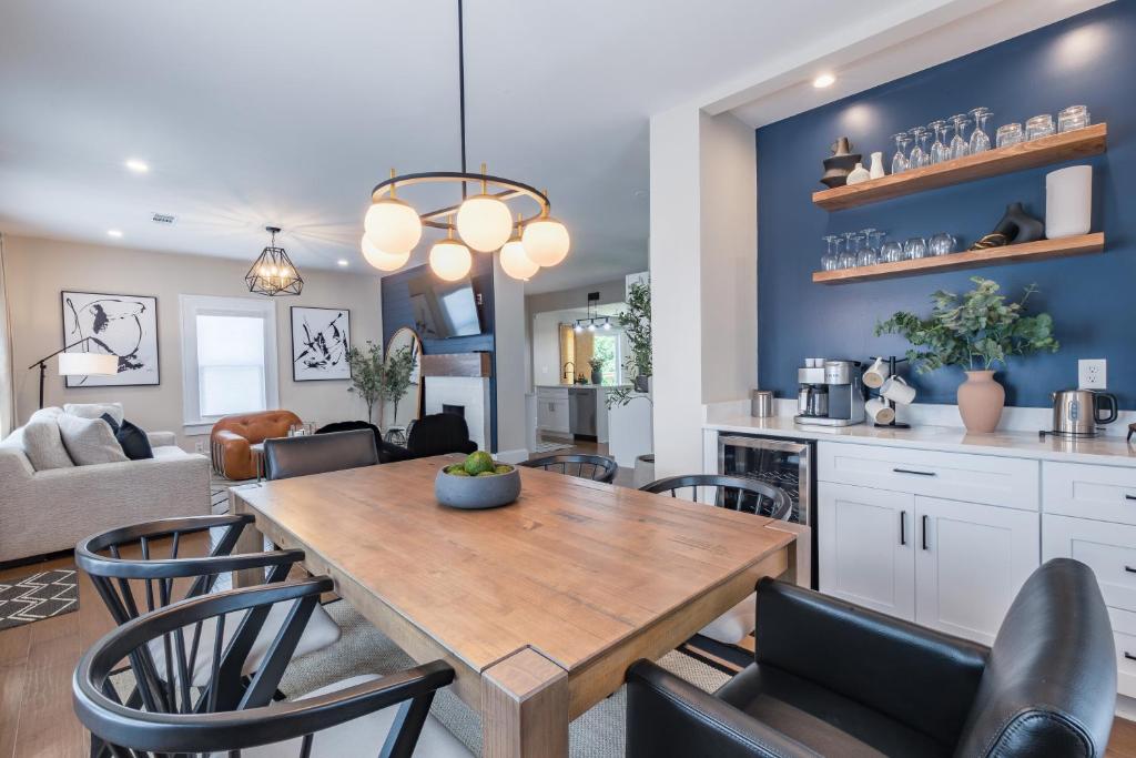 亚特兰大Blue Haven ATL的厨房以及带木桌和椅子的客厅。
