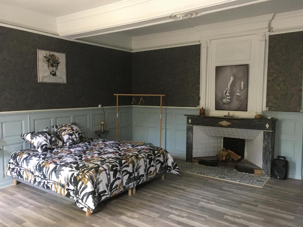 罗克莫尔Le mas Rocamour的一间卧室配有一张床和一个壁炉