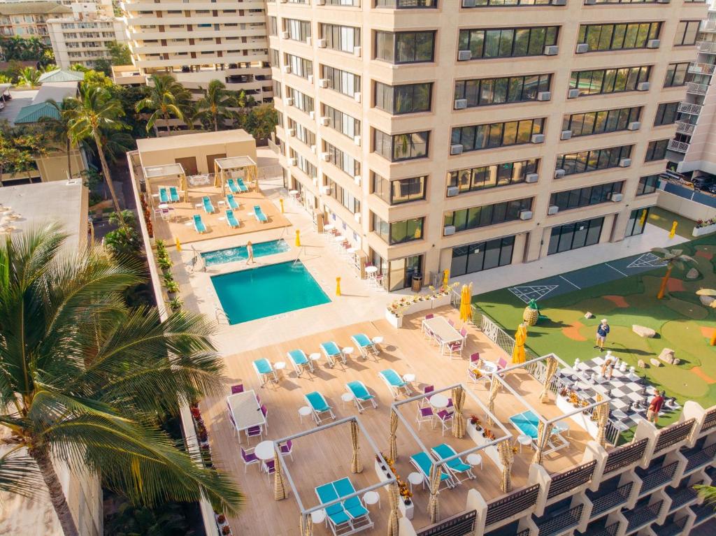檀香山威基基智选假日酒店 的享有酒店空中美景,设有游泳池
