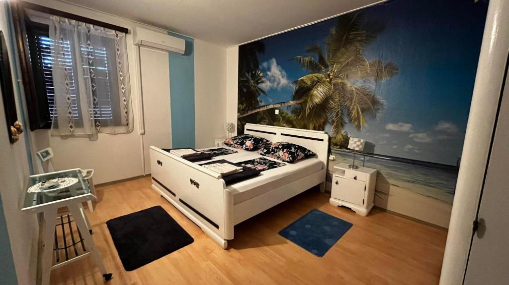 木洛希尼Apartments by the sea Mali Losinj, Losinj - 19959的卧室配有白色的床和棕榈树壁画